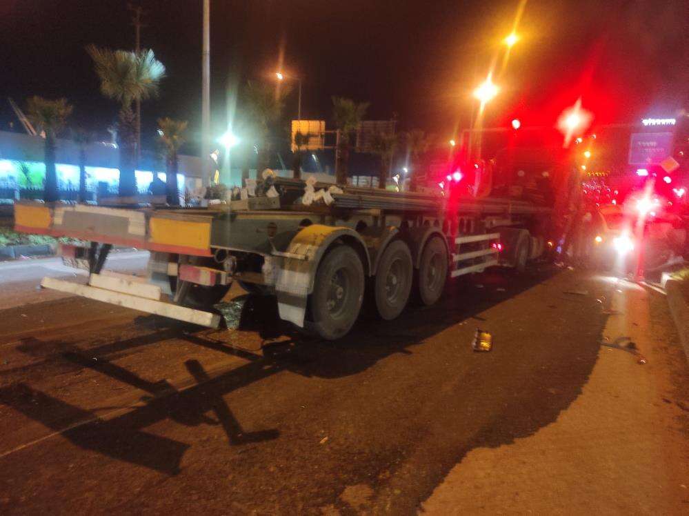 TIR ve otomobiller çarpıştı! 5 ölü, 6 yaralı var 3